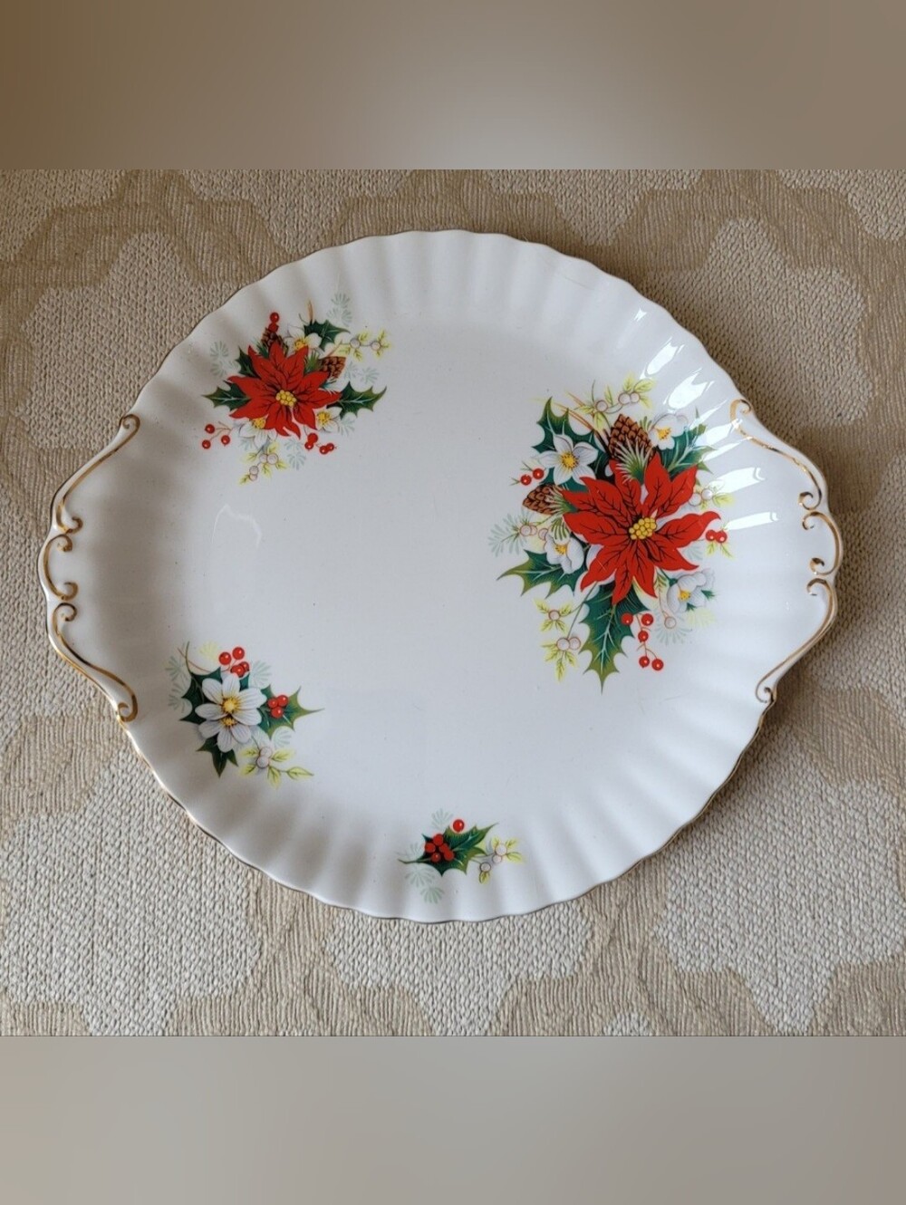 ROYAL ALBERT PLATE YULETIDE POINSETTIA GOLD TRIM